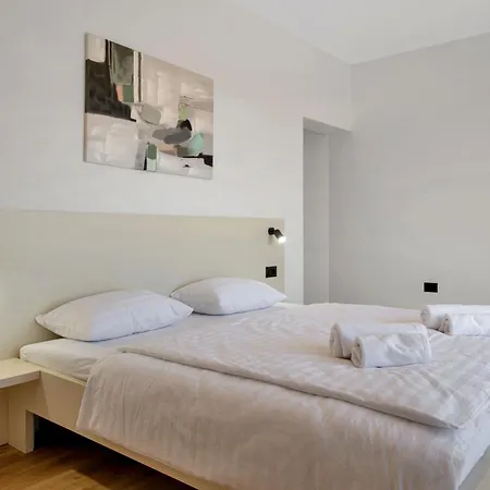Luna, A Luxurious Close To The Sea