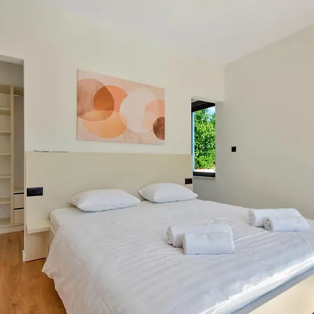 Luna, A Luxurious Close To The Sea *