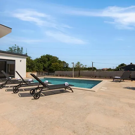 Luna, A Luxurious Close To The Sea *