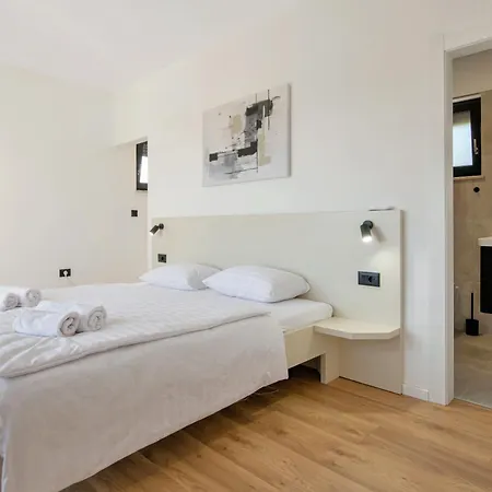 Luna, A Luxurious Close To The Sea Nedeščina