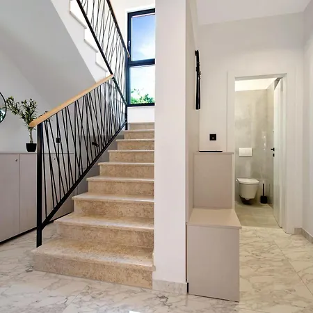 Luna, A Luxurious Close To The Sea *