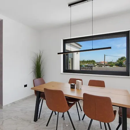 Luna, A Luxurious Close To The Sea *