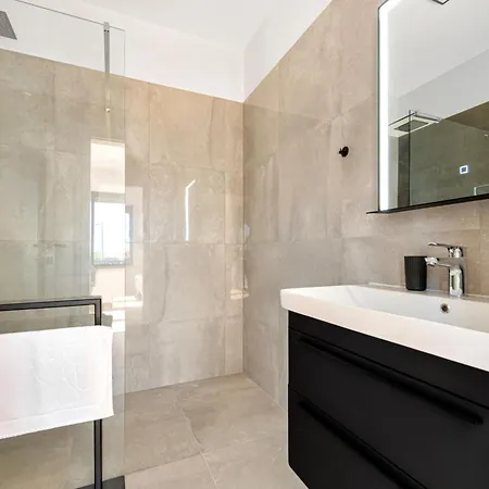 Luna, A Luxurious Close To The Sea