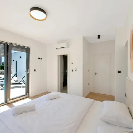 Luna, A Luxurious Close To The Sea Nedeščina